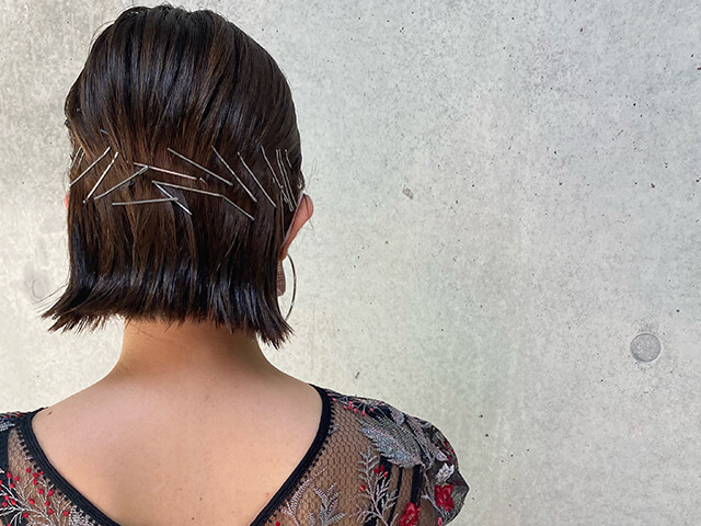 髪のキメがそろっていると、大人可愛いヘアアレンジがワンランクアップする。その方法とは…?